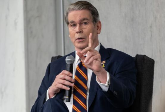 美国财长贝森特今天（北京时间11月5日）发文写道：“多亏了特朗普总统的强硬作风，