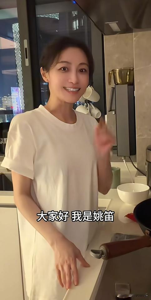9月29日，姚笛分享了在家中自制米其林泡面的教程。姚笛神情拘谨僵硬，全程皮笑肉不