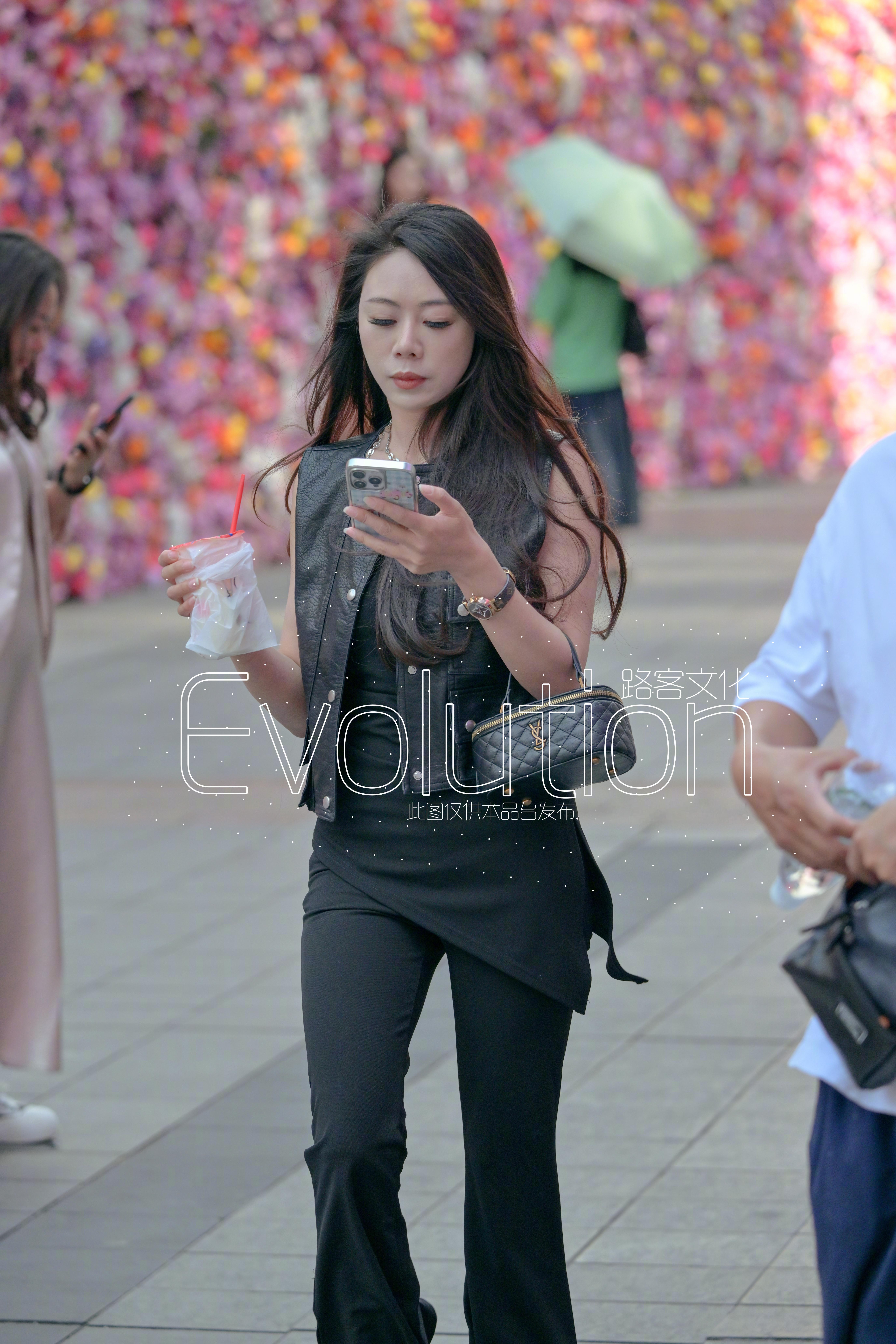 走在花海中，手机不离手，现代科技与自然美景的完美碰撞！📱🌸 ​​​