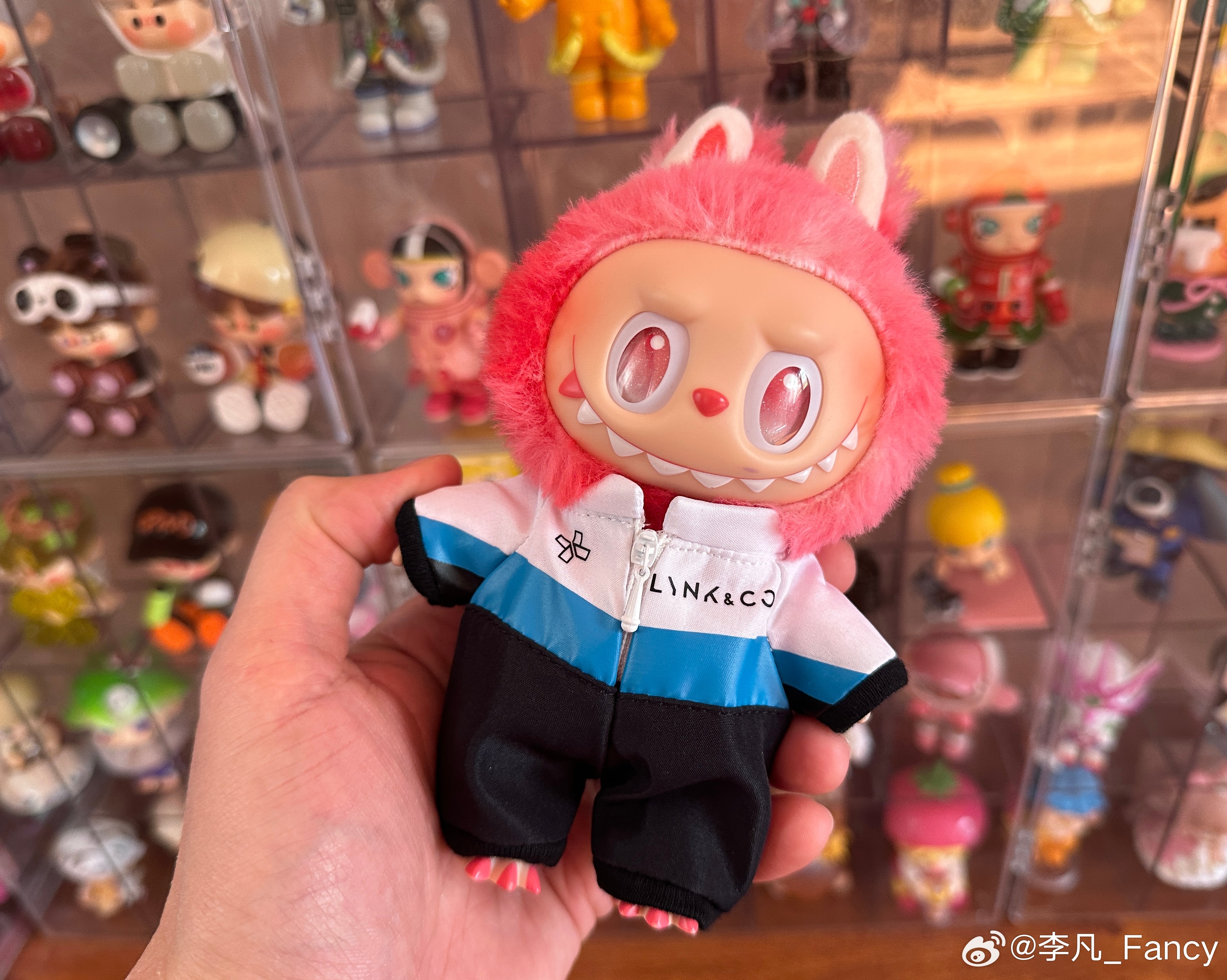 Labubu也是好起来了 都有领克衣服穿了 