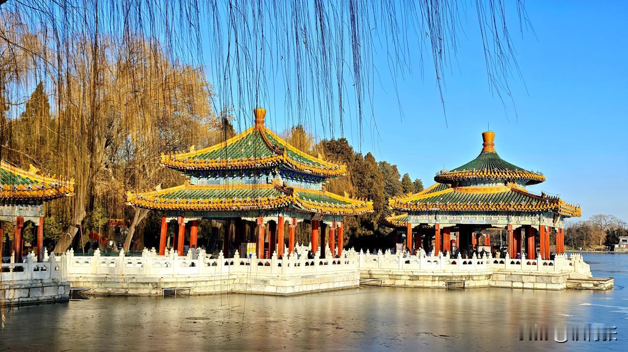 北海公园五龙亭、白塔，远眺中国尊