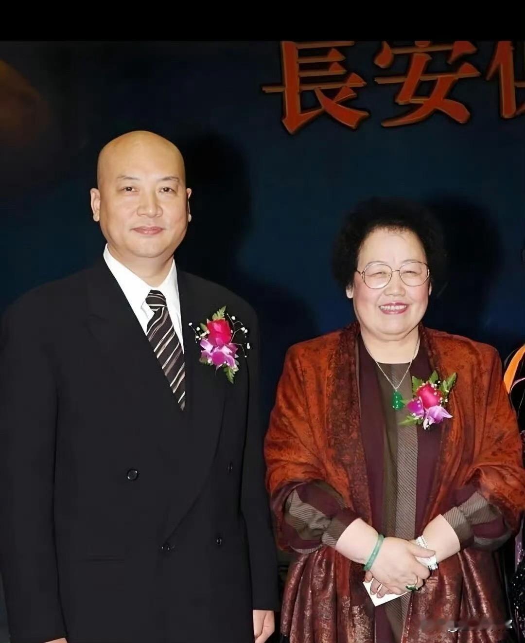 陈丽华是满族正黄旗，家里规矩大到像宫廷。几代人同住，吃饭她不动筷，没人敢先吃；全