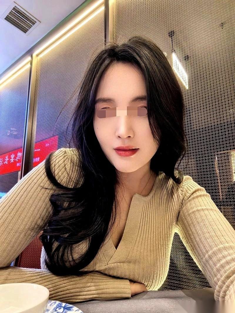 哥们儿直接把手机备忘录亮出来了，当着姑娘的面。
上面是他来之前列的单子，密密麻麻