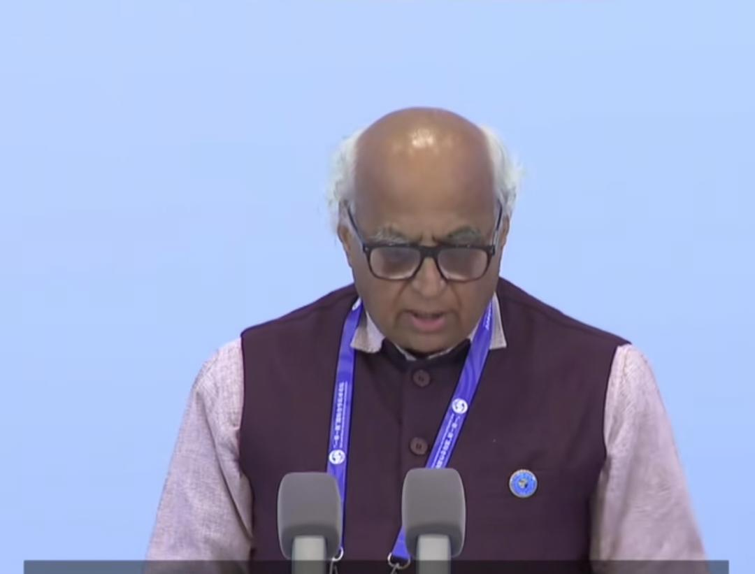 世界两个强权国家，一个实行霸权主义路线，一个采取携手合作共赢的"命运共同体"理念