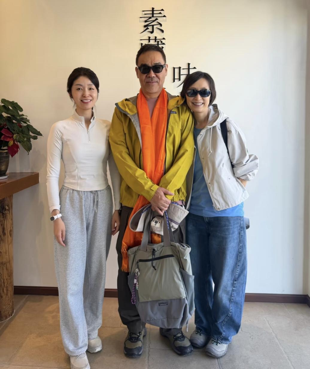 62岁刘青云和老婆郭蔼明现身西藏拉萨旅游，夫妻俩一起去逛了卡定沟景区，还参观了博