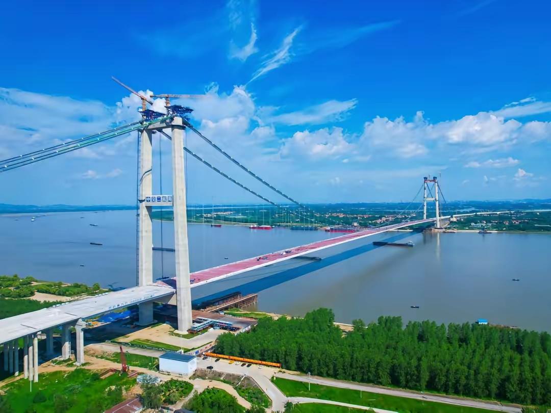 奋进江城共筑新篇奋进江城，共筑新篇！武汉的城市建设不断推进，市容街道整洁美观，民