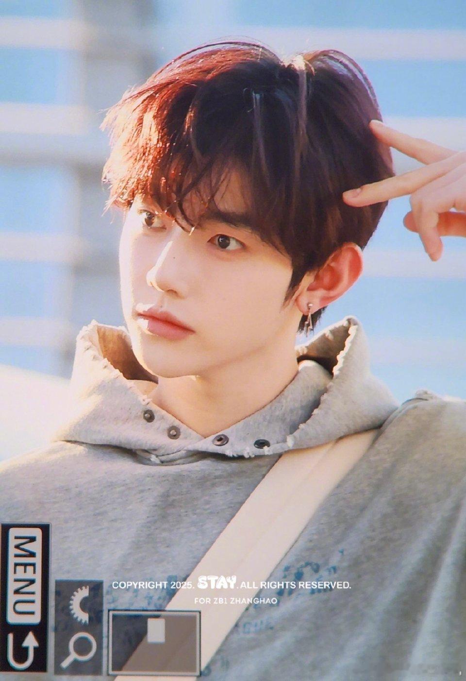 章昊早八状态来啦，是灰色卫衣+微分卷发，满分清爽男大感的章昊上线，一整个有被帅到