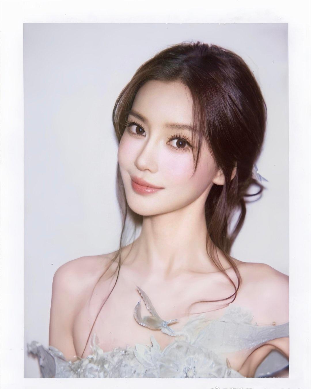 我保证她是天使
Angelababy真的如同她的名字一般，宛如坠入凡间的天使，五
