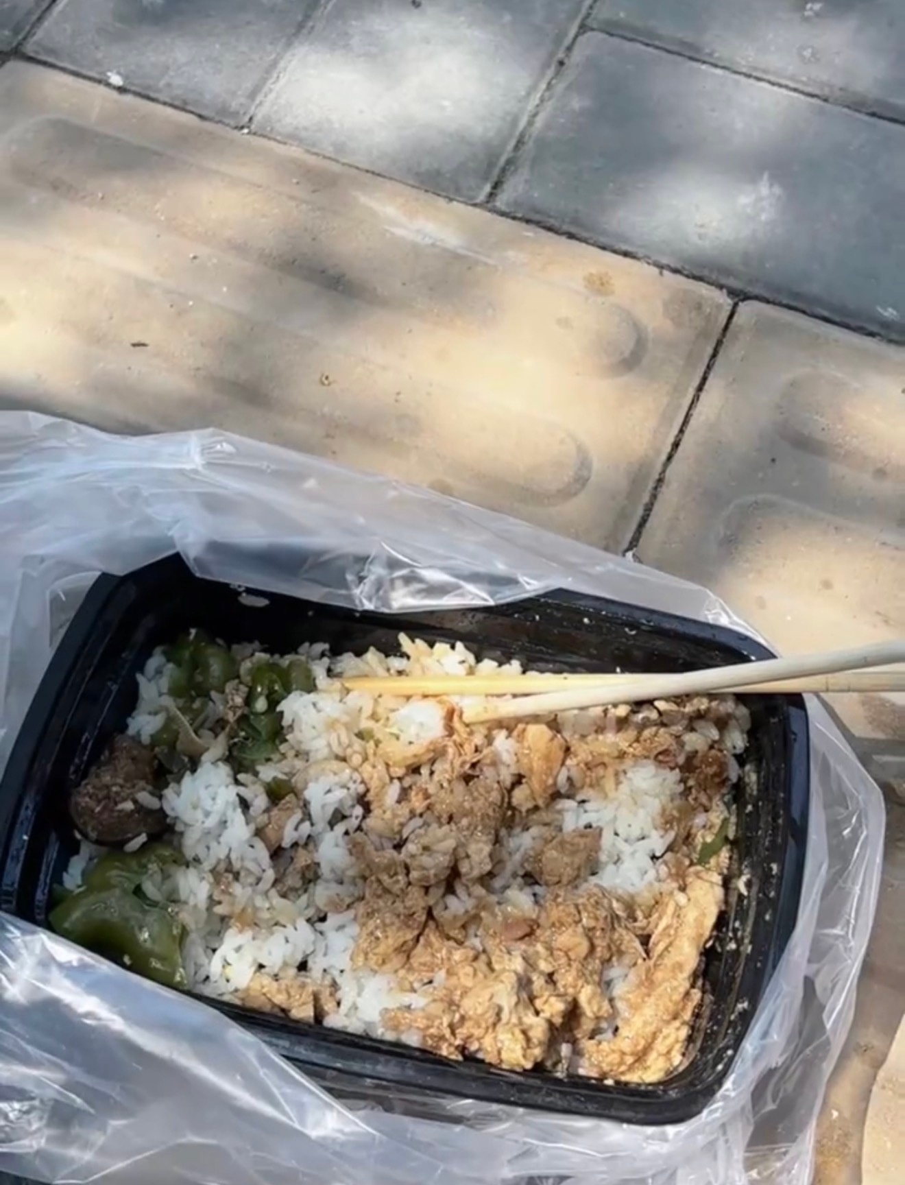大家这几年尤其不容易，偶尔蹲在路边吃个盒饭填饱肚子没什么可叫苦的，起码还有饭吃，