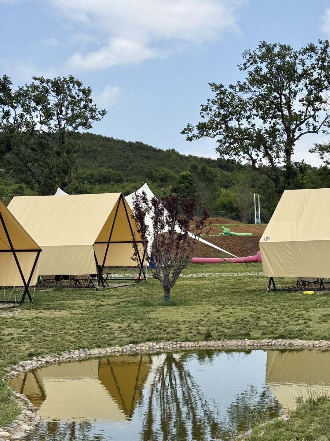 露营的山里，有山有水有朋友