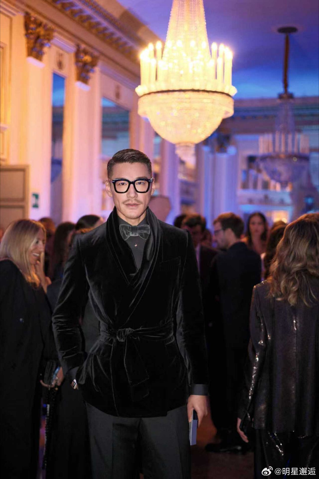 胡兵给阿布扎比上点东方震撼 谁能想到沙漠与中式贵气这么搭！胡兵一身非遗香云纱零浪