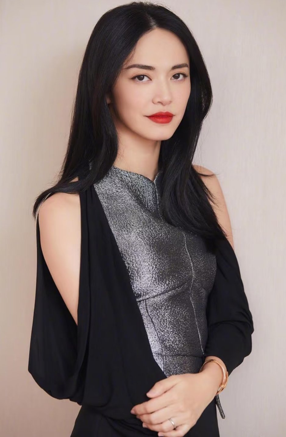 姚晨，这位在影视圈中备受瞩目的女演员，一直以来都以她精湛的演技和独特的魅力赢得了