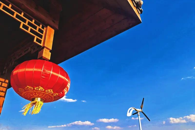 上句：春夏秋冬四季下雨；请对下句东南西北八方来风