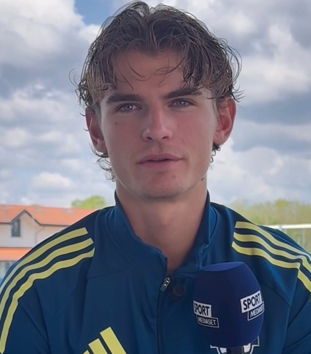 🎙对你来说，助攻梅西进球更重要，还是你为阿根廷打进的首粒进球更重要？💬尼科·