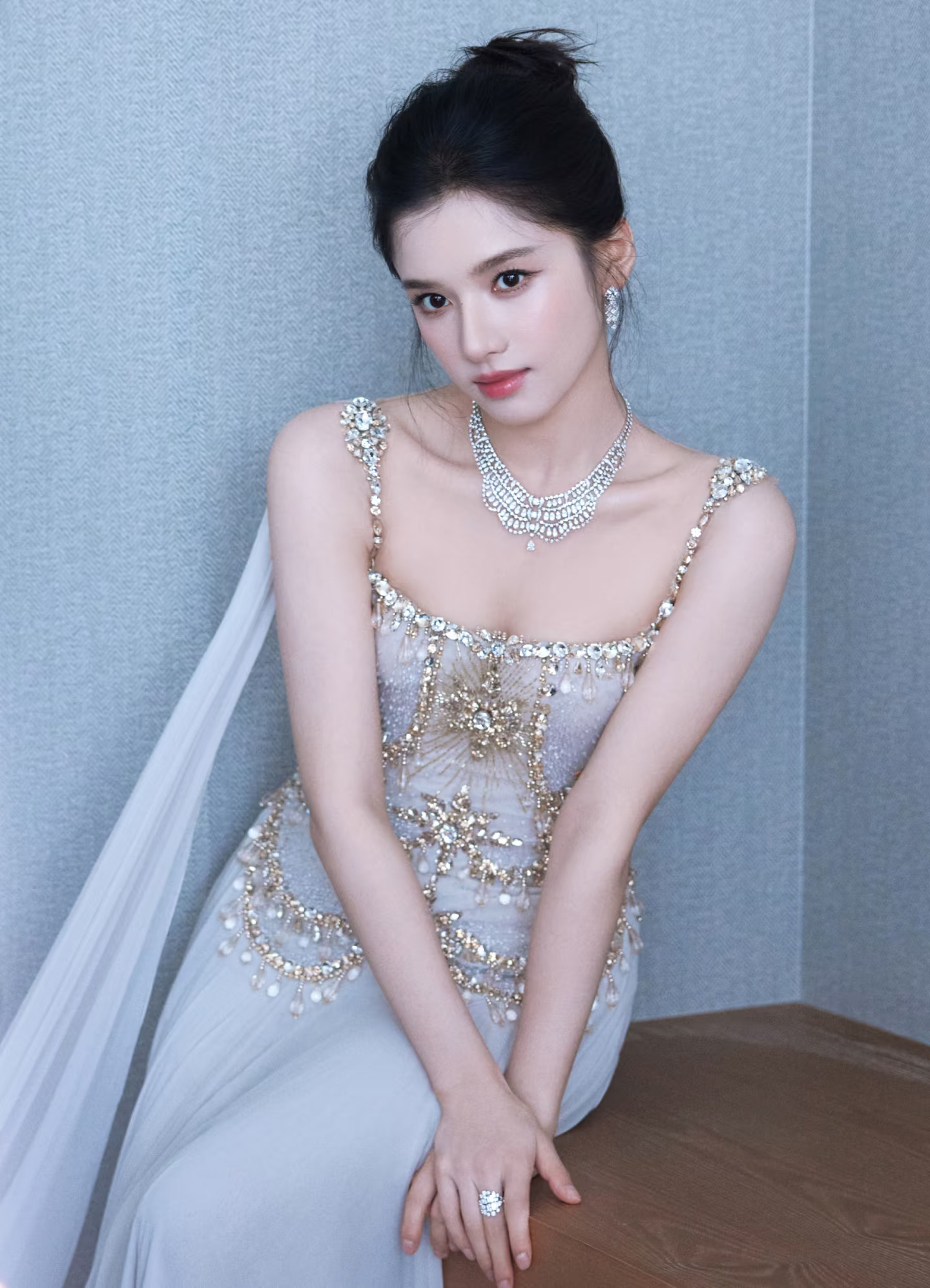 张婧仪这套像从冰雪星光里走出来的公主张婧仪白玉兰美成建模神了