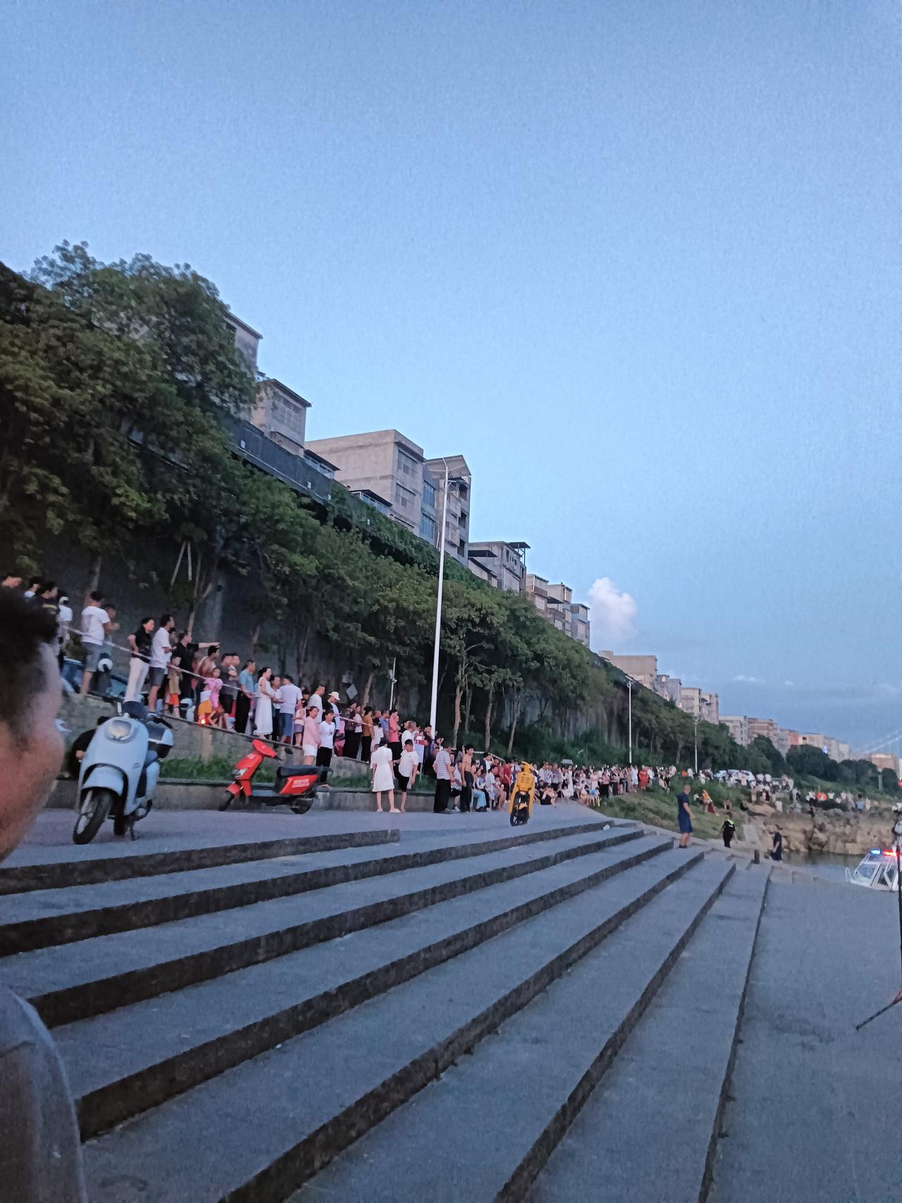 傍晚的贵港大东码头拉起警戒线，现场有众多工作人员正维持秩序。并见有救援人员和警务