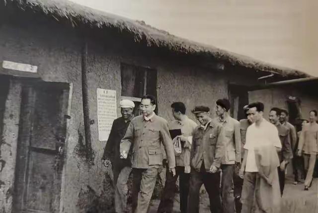 1962年6月21日，周恩来总理在 大庆石油会战 指挥部成员石油工业部部长余秋里