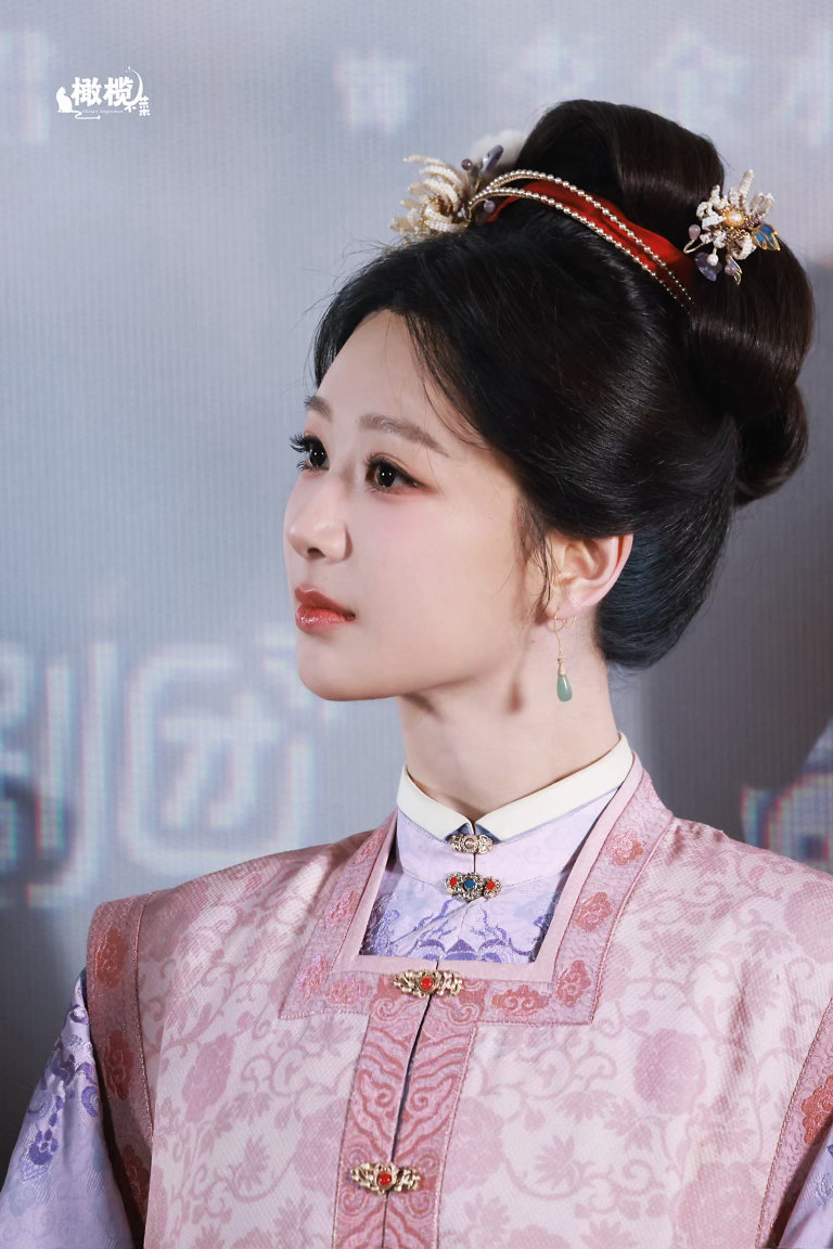 金鹤龙给杨紫化温婉世家妆祯好看！祯美！祯喜欢！ 