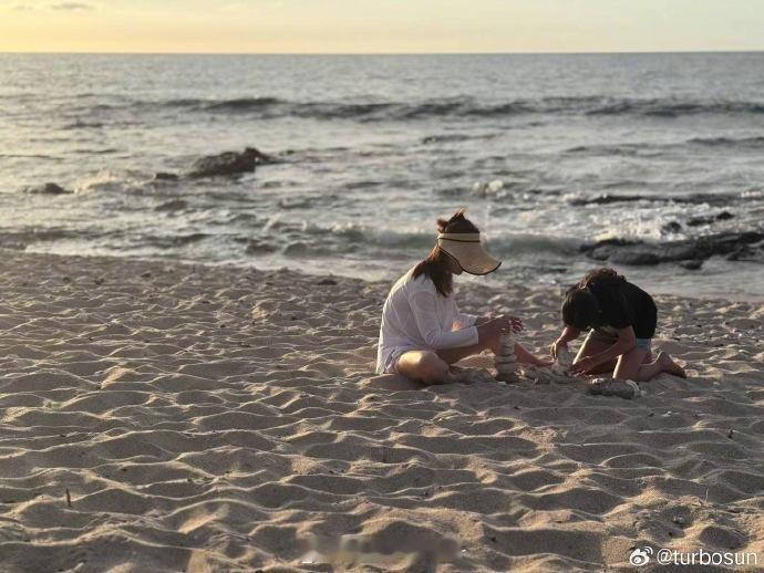 孙俪小花旅行照 小花给孙俪录海浪声 孙俪与小花的旅行照超有爱，小花录海浪声的贴心