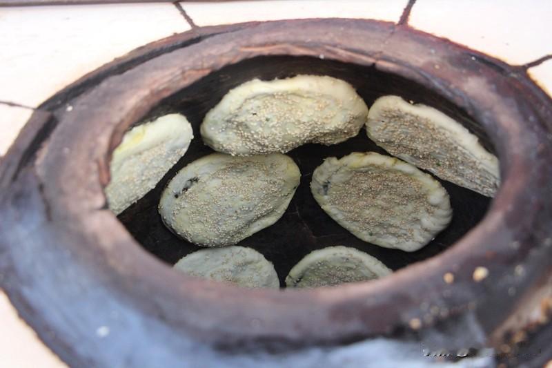 午后三点三十五分，王婆婆提着刚出炉的芝麻饼推开楼栋铁门。门口快递架上的包裹已经堆