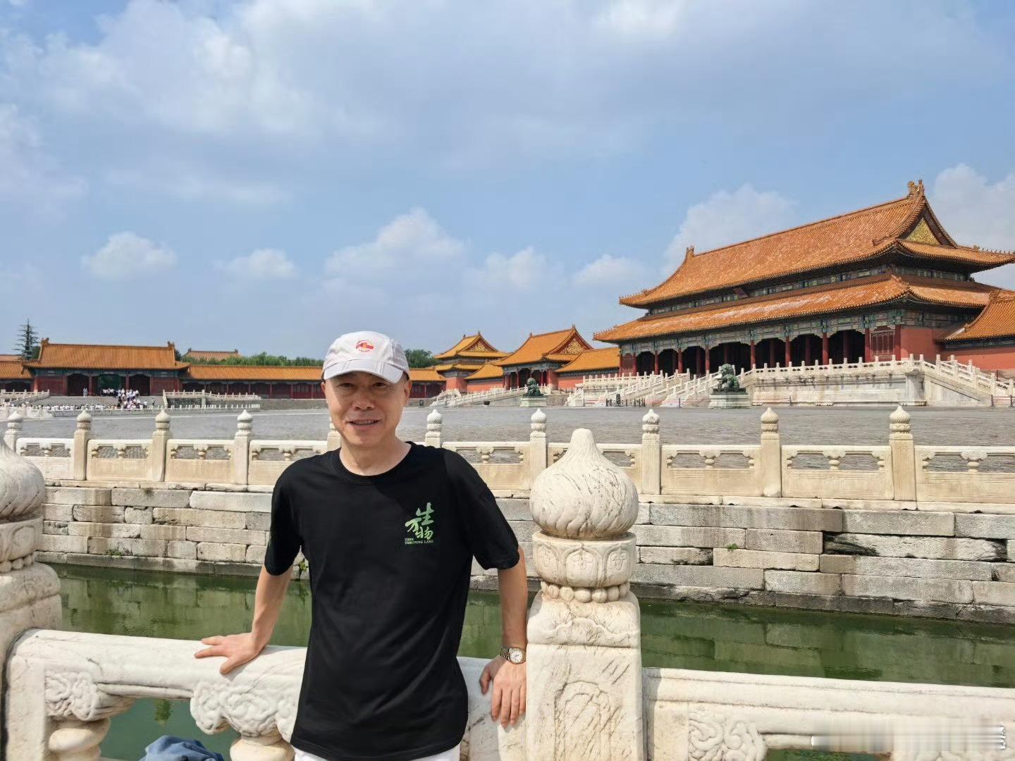 生万物导演穿剧宣服现场观礼生万物剧组仪式感拉满 刘家成导演以剧宣服亮相观礼现场，