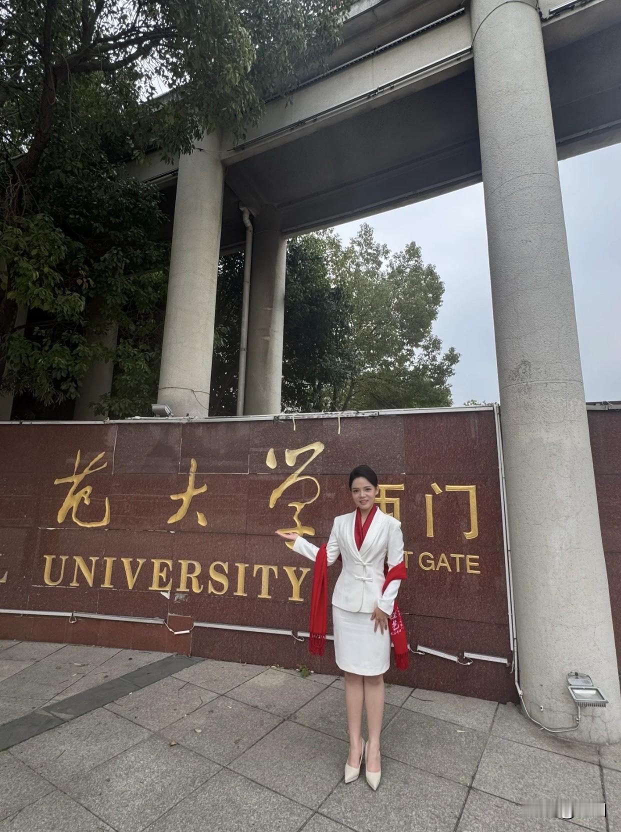 vlog打卡每日穿搭秋日漫步，红叶相伴，时尚穿搭，尽显优雅。