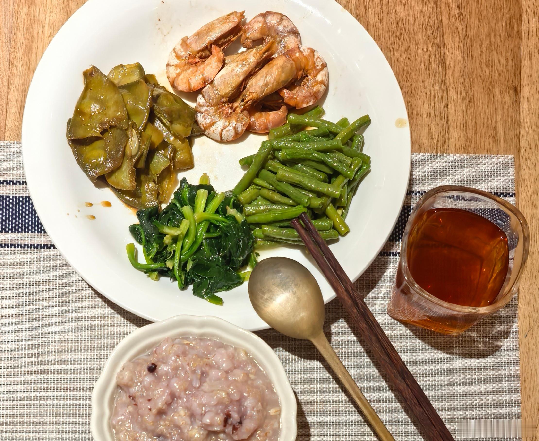 .晚餐中今日晚餐关键是一杯黄酒不能少. ​​​