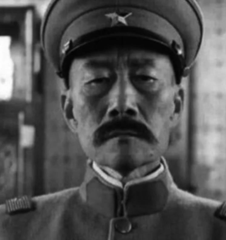 1894年，张作霖去于六家喝酒，中途于六去放水，谁知于六的小老婆二兰子突然拼命靠