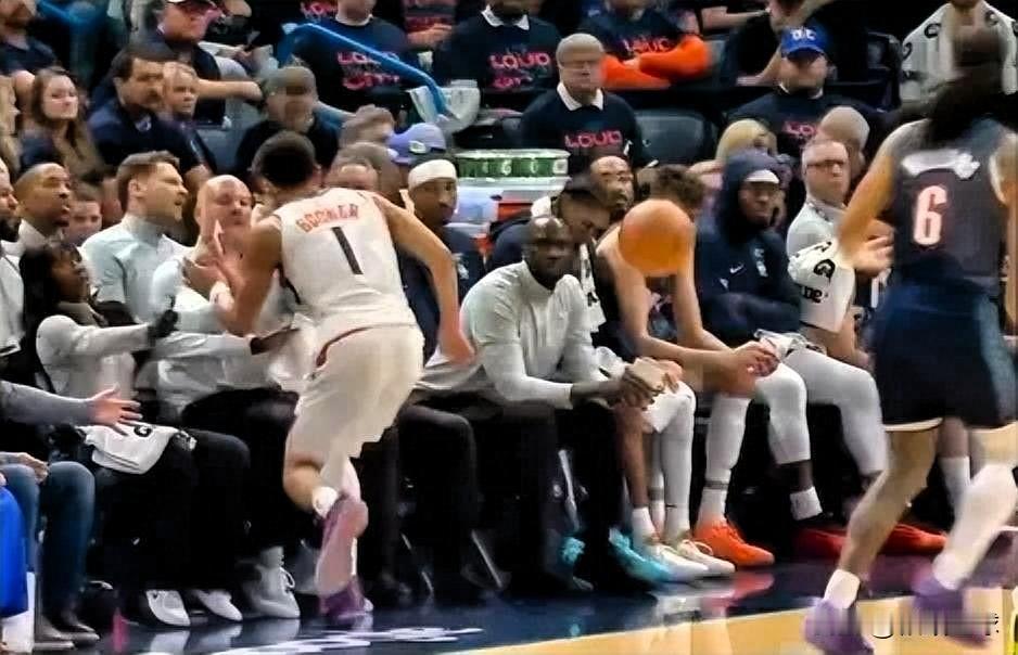 太憋屈了！唇语专家解读布克吃T：布克以妈妈的命发誓不是故意扔球

今日，唇语专家