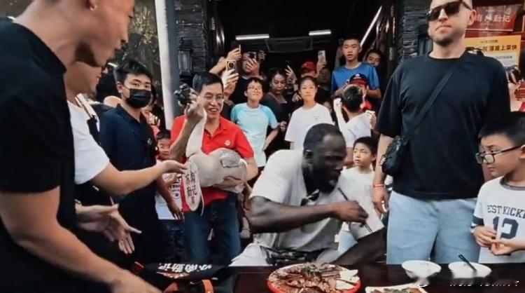 追梦格林中国行鹅趣闻勇士追梦：我在中国被活鹅吓得半死，黑人基因里没有招惹活物的习