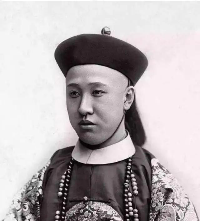 1950年，67岁的 清朝 摄政王载沣，以90万斤小米的价格，卖掉了醇亲王府。四