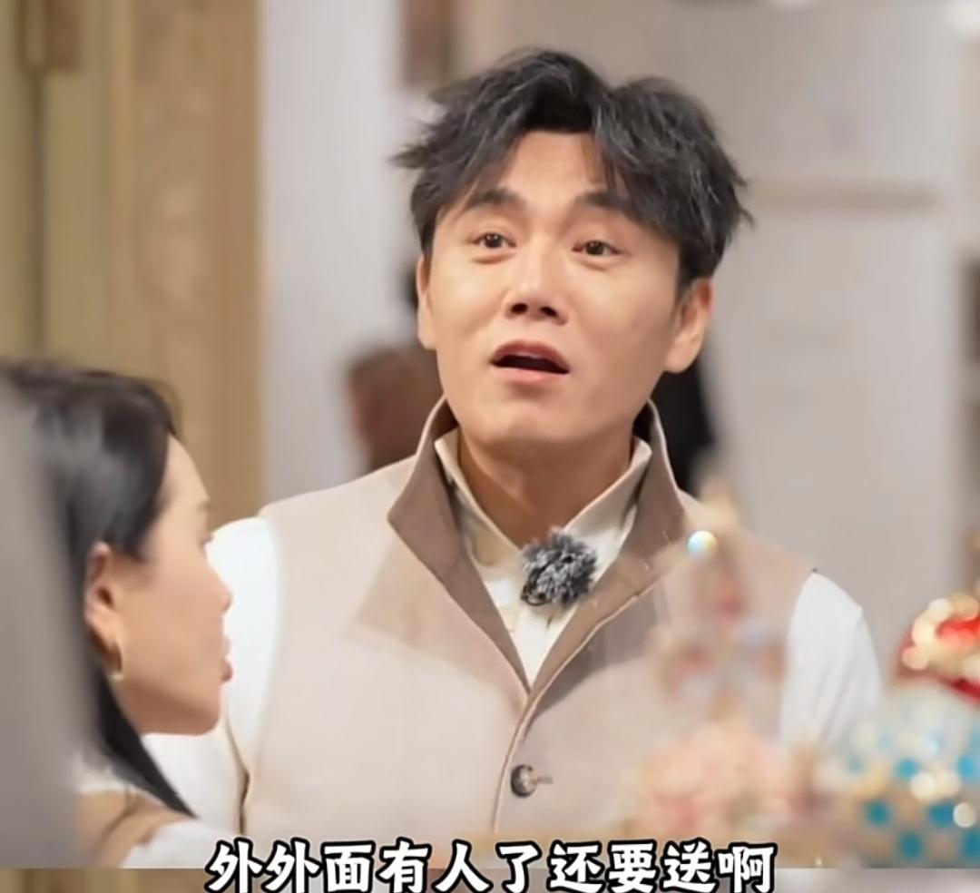 孙杨在节目里看中一个纪念品，
转头问秦昊：“昊哥，咱老公能买不？”
秦昊张嘴就来