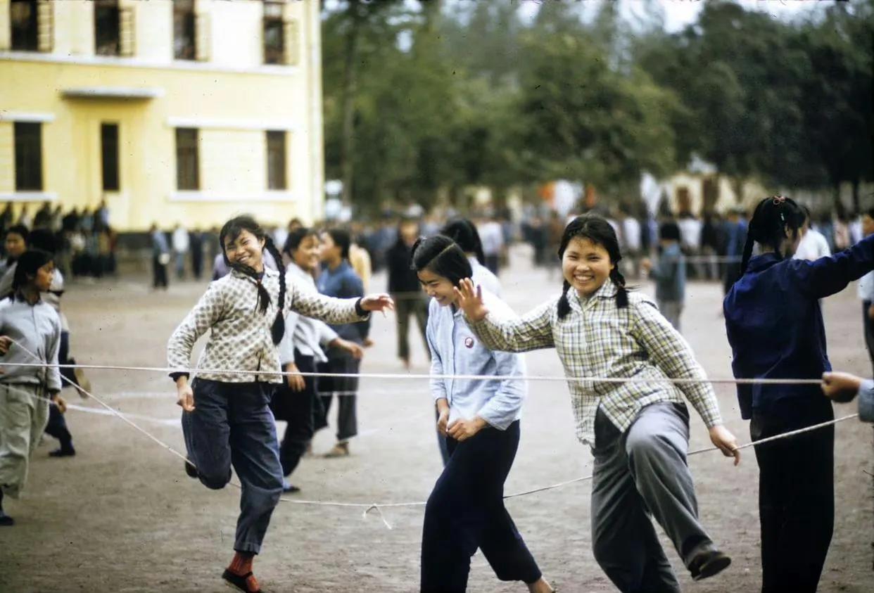 70—80年代的人笑容都那么纯真的吗？那时的他们是真容易满足。

估计现在你再想