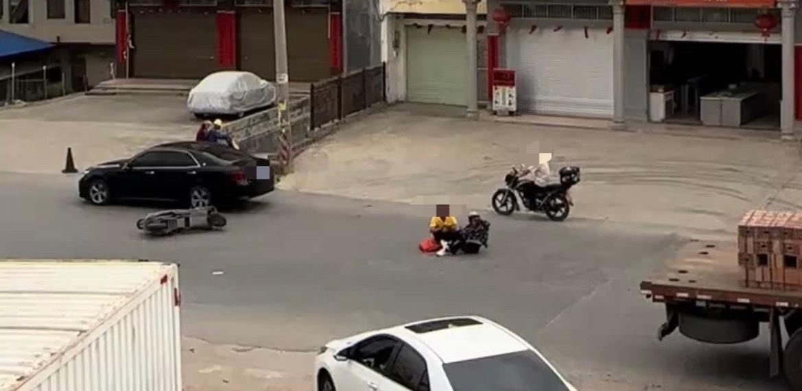 【玉林民安桥附近女子骑车摔倒受伤送医】4月8日，玉林市民安桥路口附近女子骑电动车