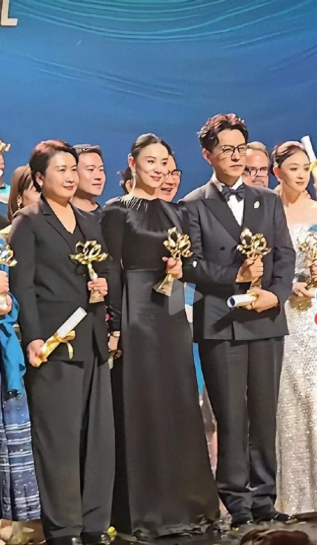 靳东宋佳搂脖杀，蒋欣反应暴露圈内地位