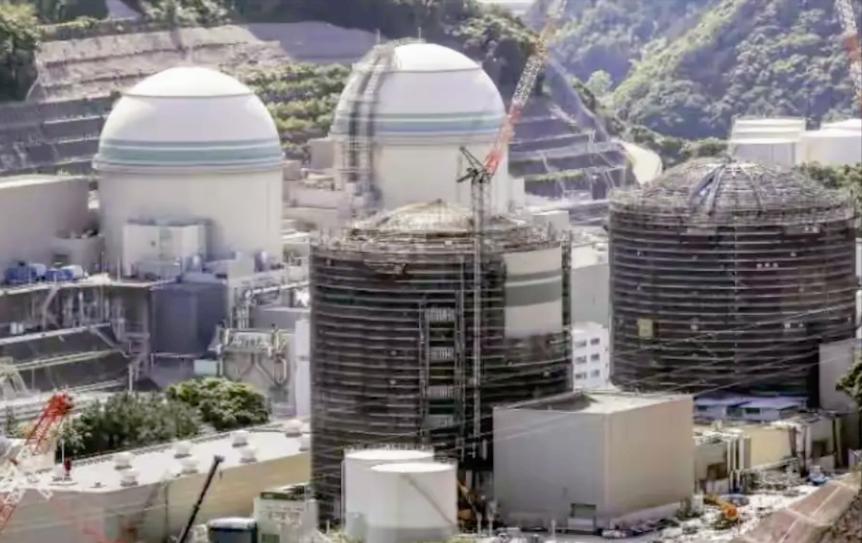 日本如今陷入一连串危机，7.5级强震突袭日本深夜，一贯嘴硬的首相高市早苗竟然慌不