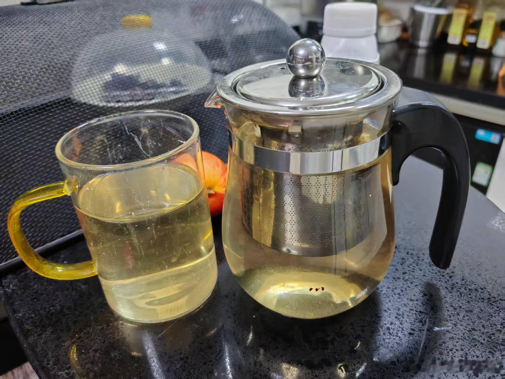 我在厨房泡茶，说：“茶还是第一泡最好喝。”江哥说：“别用泡这个字，恶心。”我说：