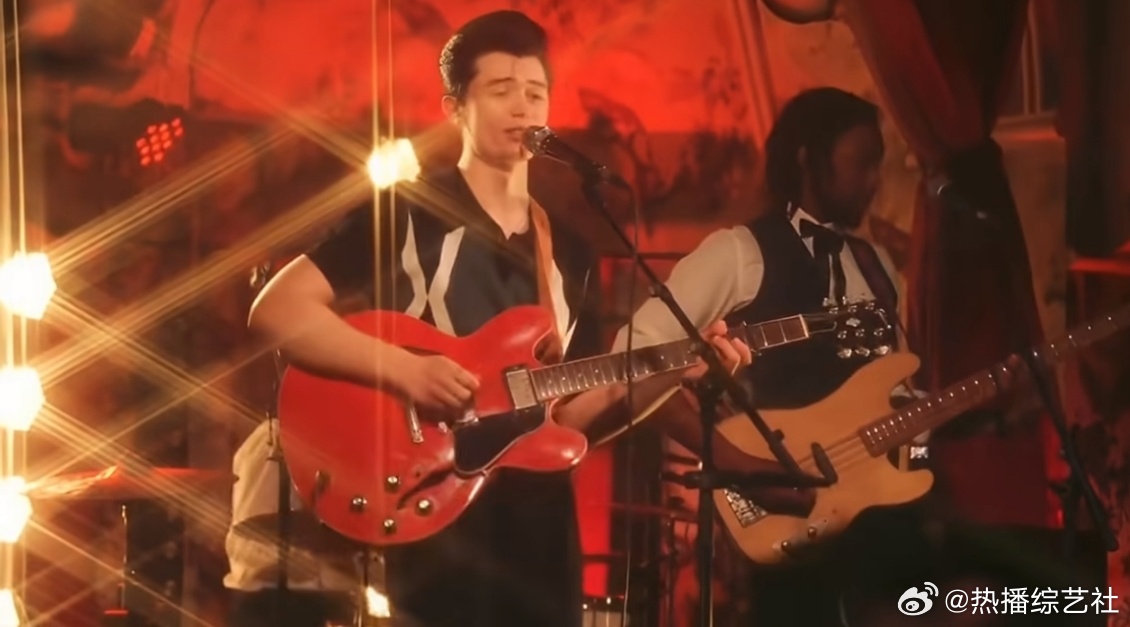 被艾略特复古嗓音惊艳，音色醇厚干净，演唱从容克制，歌声自带老式留声机温润质感歌手