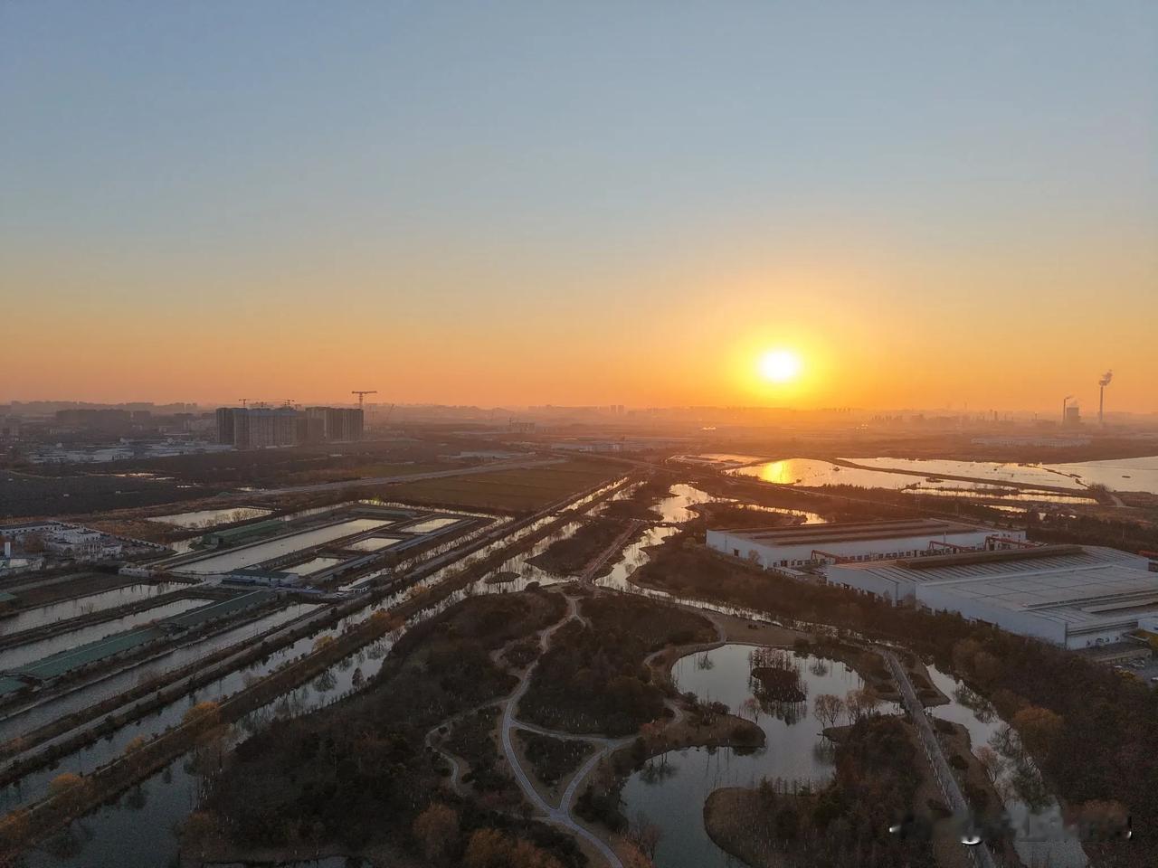 乍一看，
宛如进入了江南水乡，
夕阳下，
波光粼粼，
水系纵横交错，
目之所及，