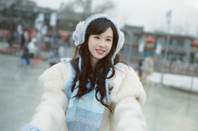 陈都灵露馅了奶蓝色耳罩配白外套，整个人像裹了糖霜的糯米团子，甜到心都化了～陈都灵