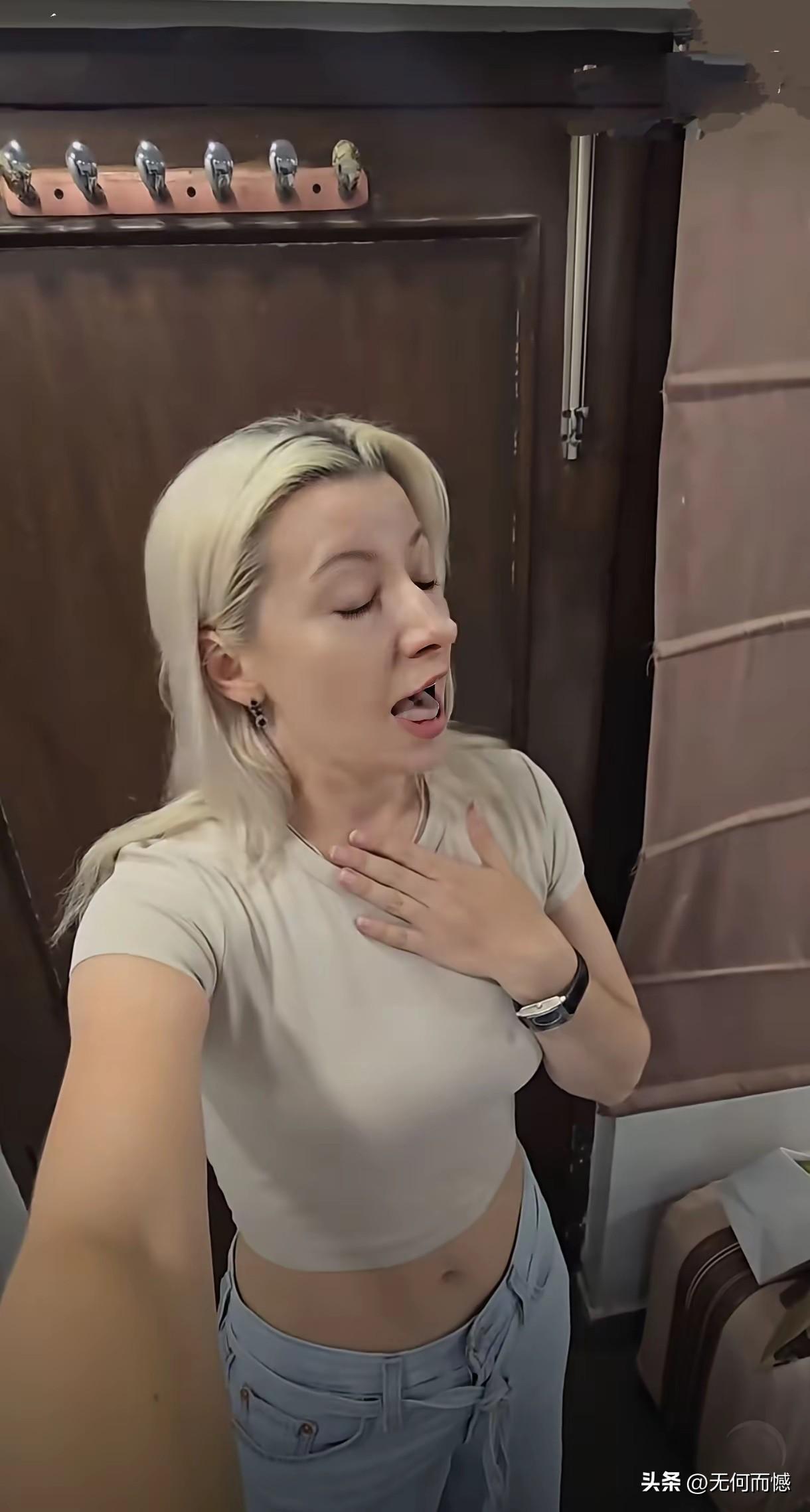 这个美女胆子真是不小，独自一个人敢来到这里，并且该吃吃，该喝喝，高高兴兴，快快活