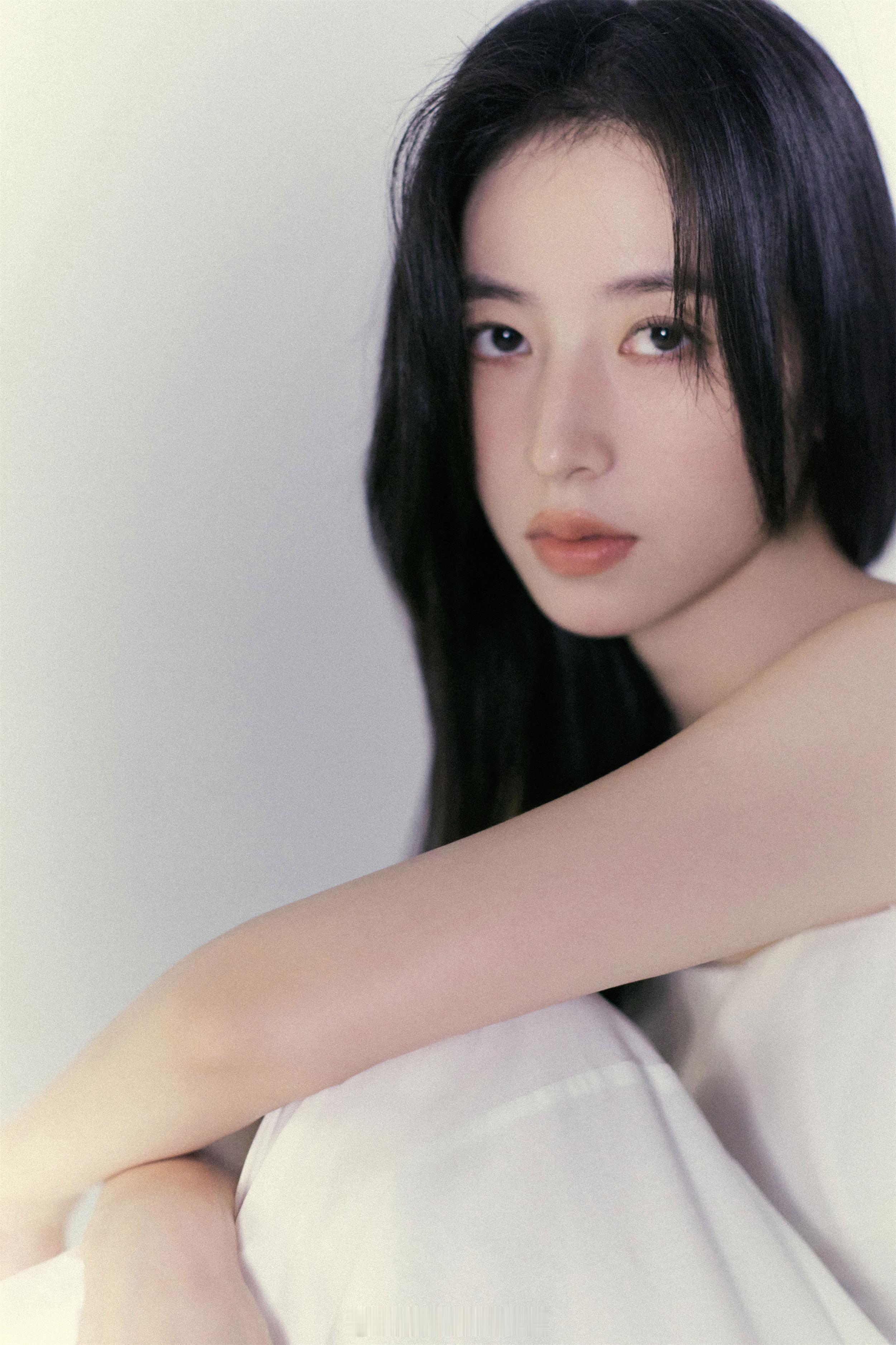 周雨彤白裙曼妙柔美 ​​​