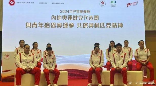 找到莎莎了孙颖莎张雨霏和举重队队员们一起去香港都会大学参加活动大家期盼的混双表演