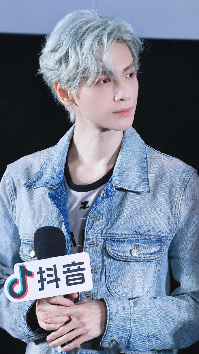 罗云熙《颜心记》追剧团现场图，这张脸真的无敌了，怎么可以这么帅啊[舔屏][舔屏]