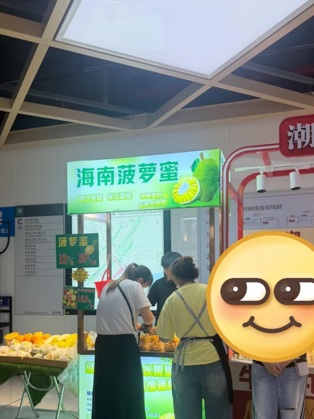 深圳地铁这是穷疯了吗

我坐地铁的时候。通道里商铺一堆，搞得跟小夜市似的。

最