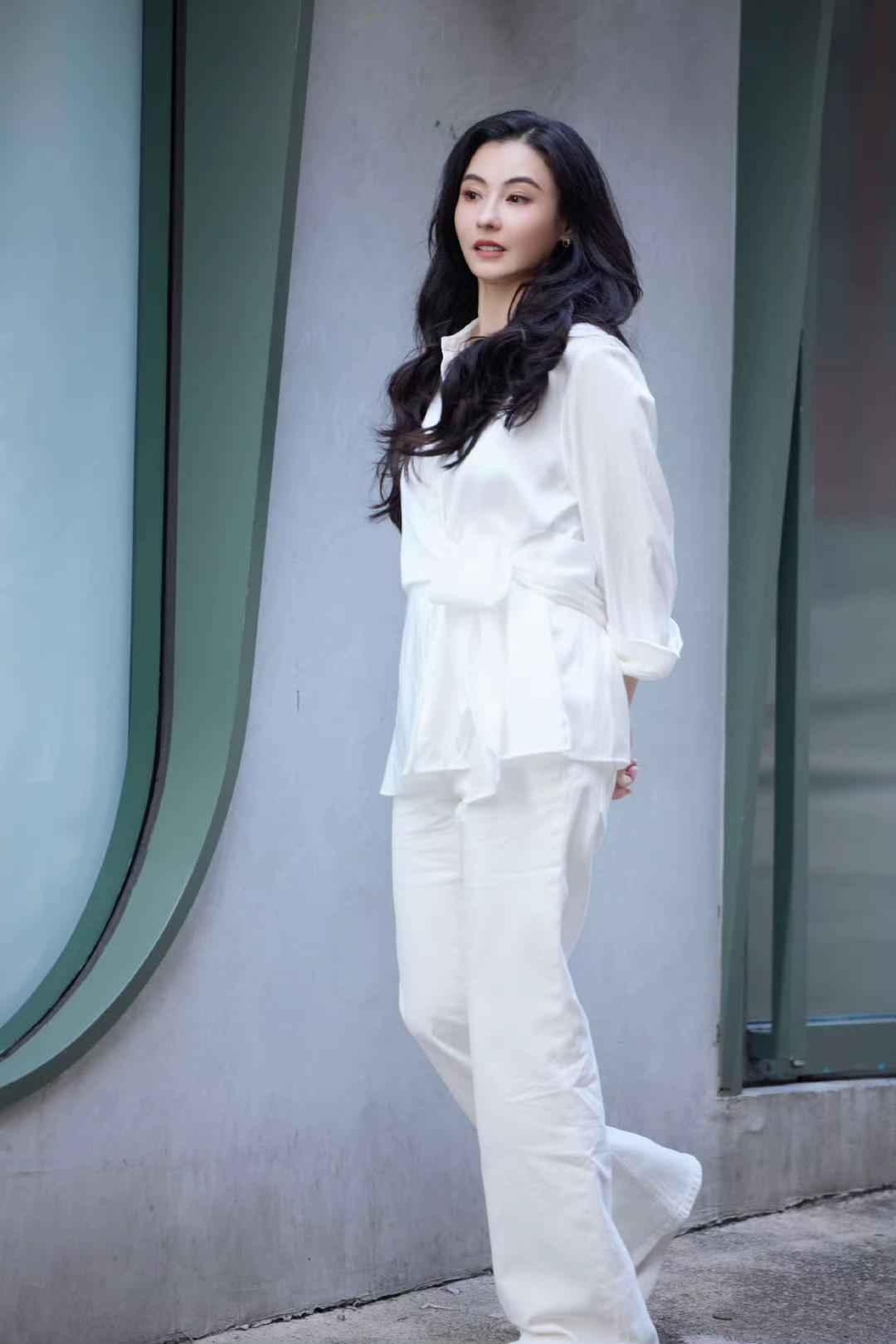 张柏芝真的很适合白色
无论穿小白裙还是穿白色衬衫
或者穿无袖的白色上衣
都美得无