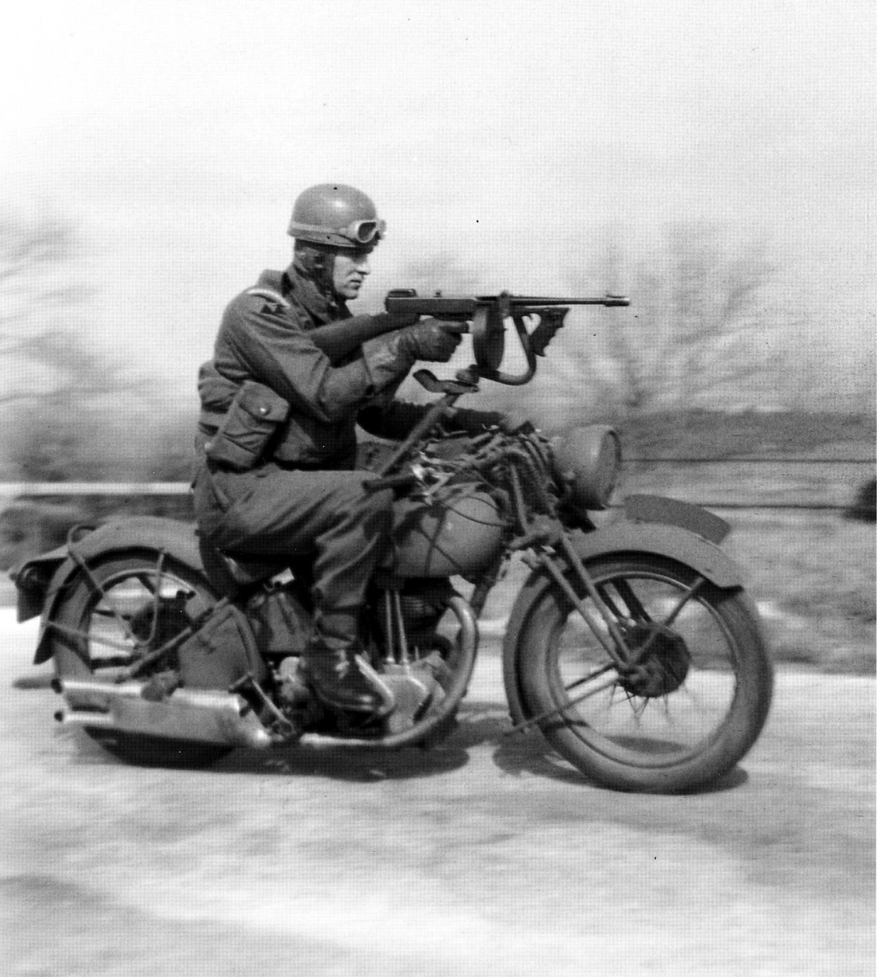 心理安慰罢了，作战效果很可疑——1941 年 4 月 9 日，英国皇家卫队第 7