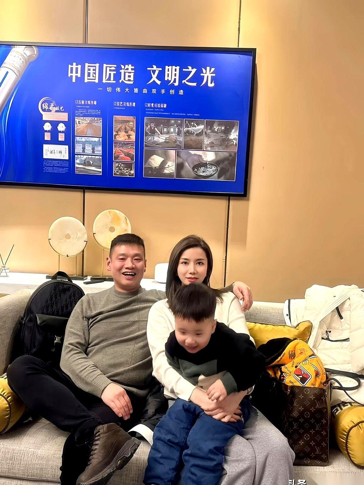 沛县网红“二哥”刘沼强的故事，说穿了挺简单。八两茅台下肚，LV包往沙发上一丢，媳