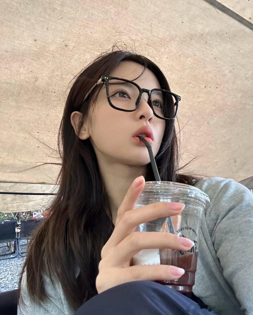 杨超越时隔六年回归心动9颤抖吧恋综小屋！初代心动侦探杨超越时隔六年回归。作为观众