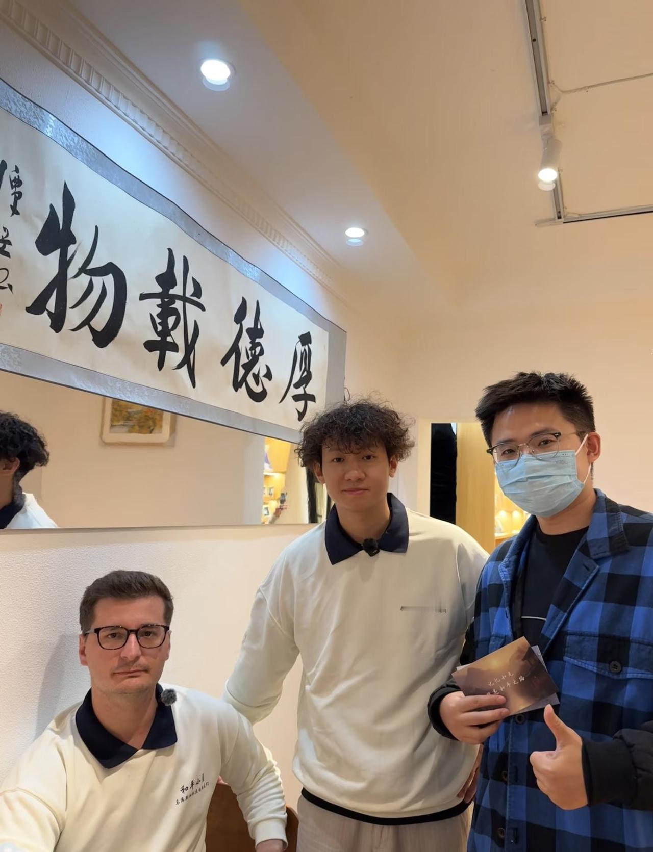 和平使者来过
轻轻地来，正如我静静地走。
鉻記歷史，珍爱和平。
感谢马库斯和松杰